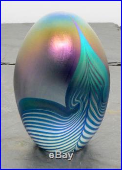 1985 Robert Eickholt Iridescent Pulled Feather Art Glass Egg Paperweight Signed