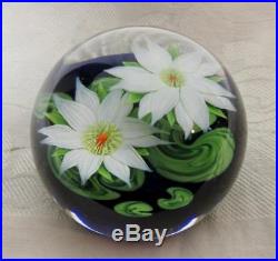 1987 STEVEN LUNDBERG Studios WHITE WATERLILY w LILY PADS PAPERWEIGHT 082615