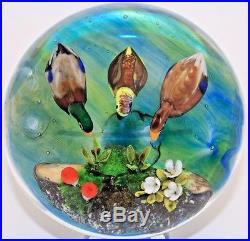 ADORABLE Magnum RICK AYOTTE Three DUCKS in a POND Art Glass PAPERWEIGHT