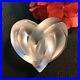 Authentic-Lalique-Frosted-Crystal-Entwined-Knotted-Heart-Paperweight-Collectible-01-gme