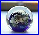 LUNDBERG-STUDIOS-3-1-4-Diameter-Art-Glass-World-Globe-Earth-Paperweight-1992-01-ej