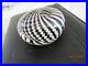PAUL-HARRIE-Black-White-Art-Glass-round-Paperweight-Signed-3-x-2-MINT-01-lxd