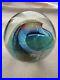 Signed-1986-Robert-Eickholt-Iridescent-Blue-green-3-5-Art-Glass-Paperweight-Exc-01-snmf